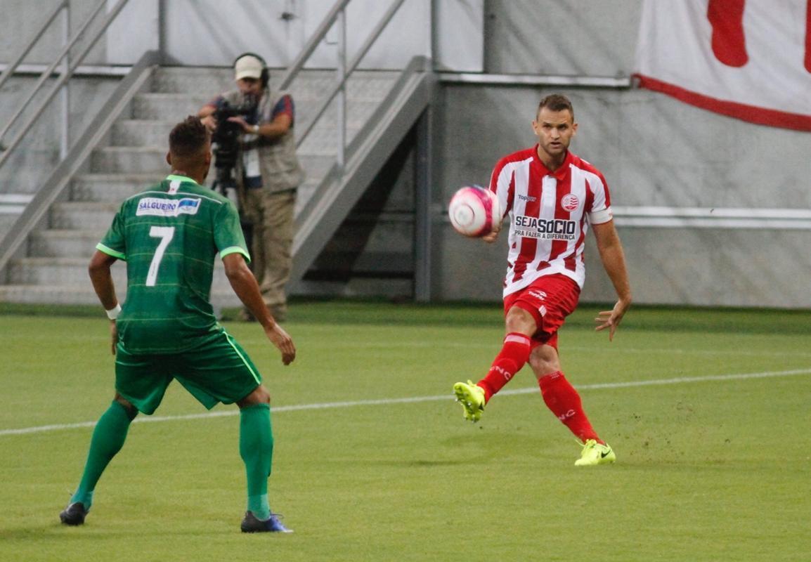 Com Arena de Pernambuco quase vazia, Nutico entrou em campo repleto de jovens formados nas categorias de base. Em jogo bastante conturbado, com uma expulso para cada lado no primeiro tempo, Timbu garantiu vantagem por 1 a 0 no placar antes do intervalo, com gol de Jnior Timb, cobrando pnalti.