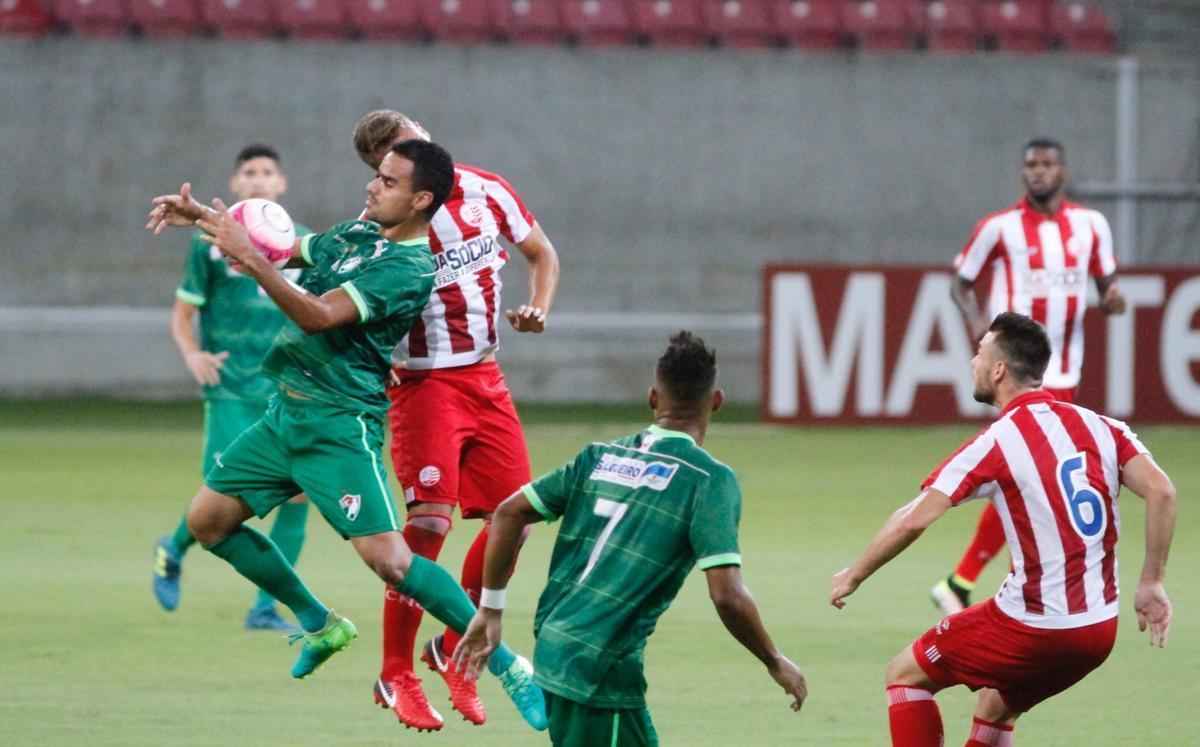 Com Arena de Pernambuco quase vazia, Nutico entrou em campo repleto de jovens formados nas categorias de base. Em jogo bastante conturbado, com uma expulso para cada lado no primeiro tempo, Timbu garantiu vantagem por 1 a 0 no placar antes do intervalo, com gol de Jnior Timb, cobrando pnalti.