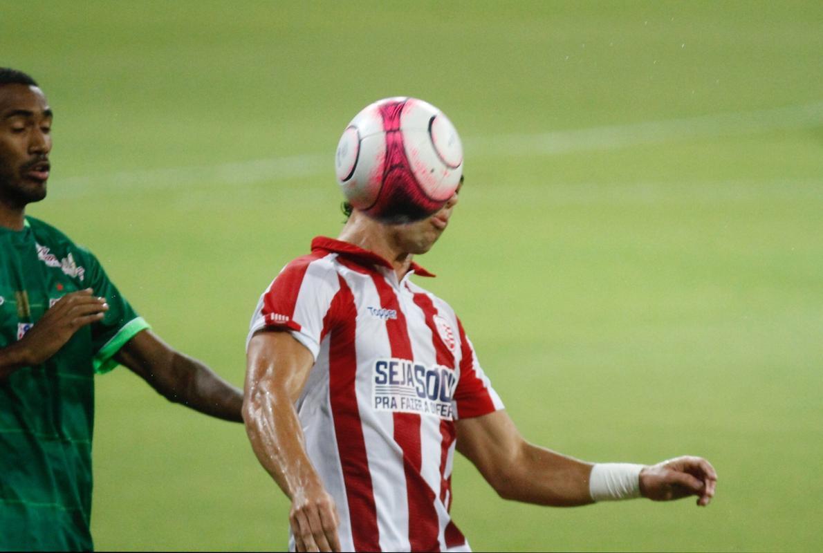 Com Arena de Pernambuco quase vazia, Nutico entrou em campo repleto de jovens formados nas categorias de base. Em jogo bastante conturbado, com uma expulso para cada lado no primeiro tempo, Timbu garantiu vantagem por 1 a 0 no placar antes do intervalo, com gol de Jnior Timb, cobrando pnalti.