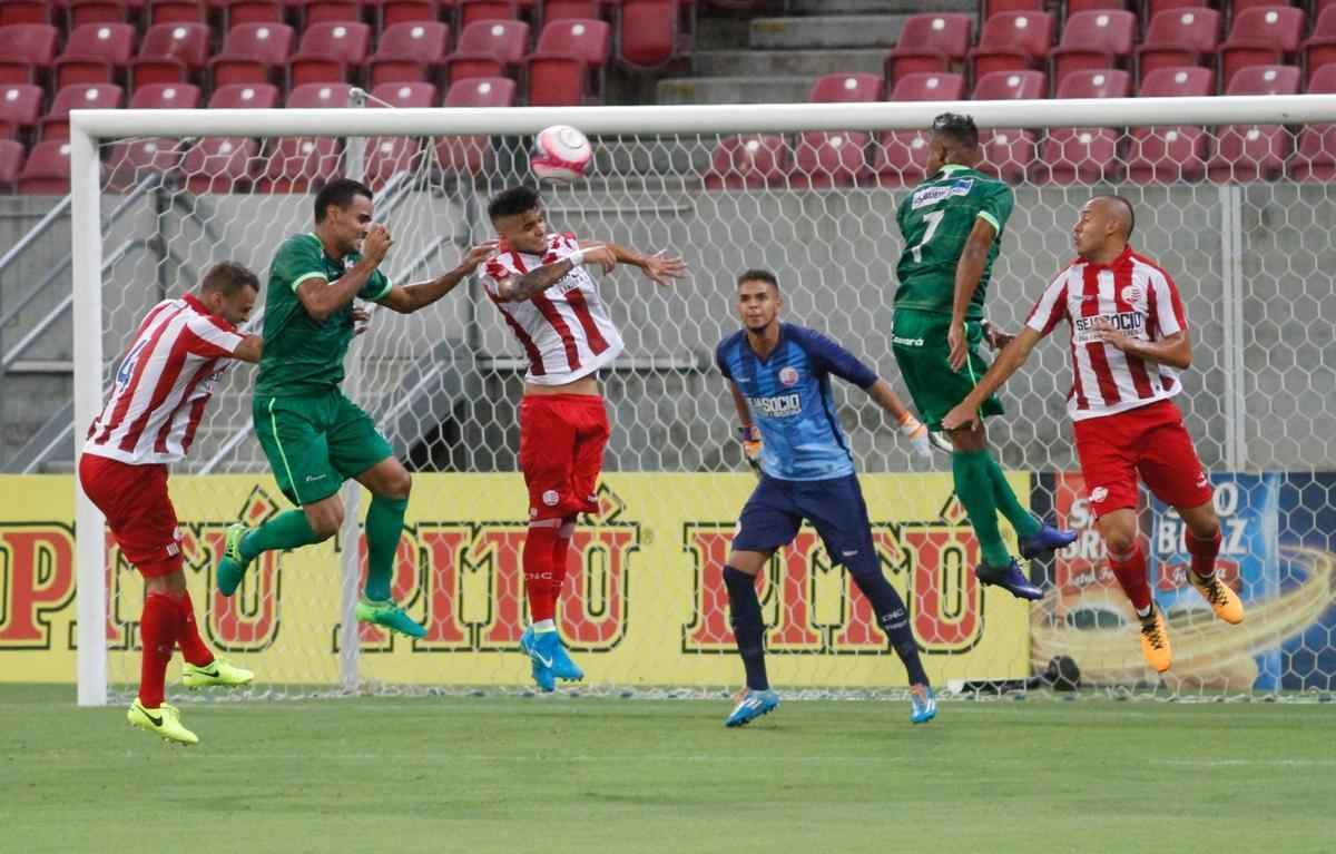 Com Arena de Pernambuco quase vazia, Nutico entrou em campo repleto de jovens formados nas categorias de base. Em jogo bastante conturbado, com uma expulso para cada lado no primeiro tempo, Timbu garantiu vantagem por 1 a 0 no placar antes do intervalo, com gol de Jnior Timb, cobrando pnalti.
