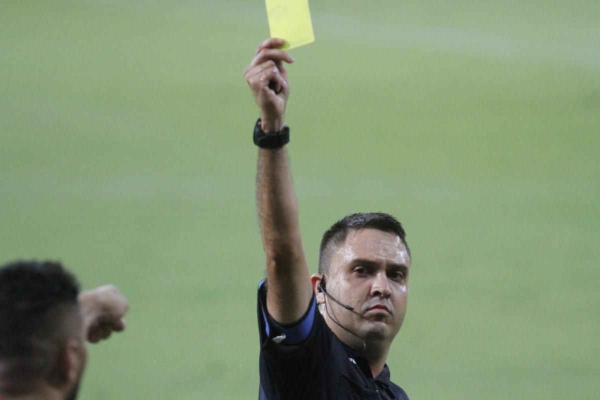 Com Arena de Pernambuco quase vazia, Nutico entrou em campo repleto de jovens formados nas categorias de base. Em jogo bastante conturbado, com uma expulso para cada lado no primeiro tempo, Timbu garantiu vantagem por 1 a 0 no placar antes do intervalo, com gol de Jnior Timb, cobrando pnalti.