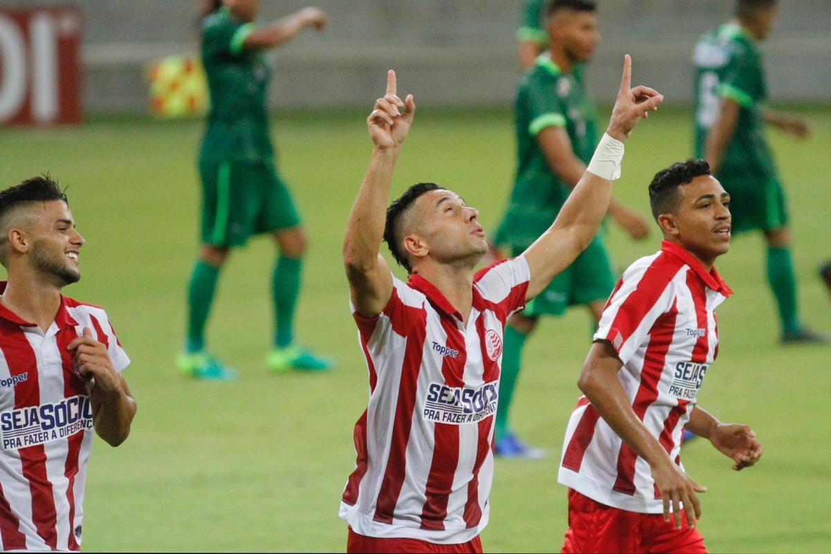 Com Arena de Pernambuco quase vazia, Nutico entrou em campo repleto de jovens formados nas categorias de base. Em jogo bastante conturbado, com uma expulso para cada lado no primeiro tempo, Timbu garantiu vantagem por 1 a 0 no placar antes do intervalo, com gol de Jnior Timb, cobrando pnalti.