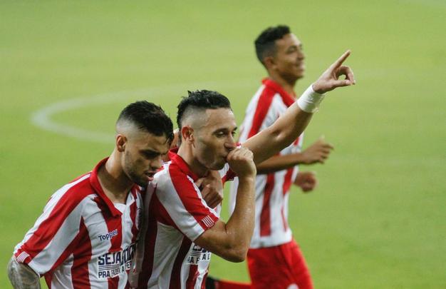 Com Arena de Pernambuco quase vazia, Nutico entrou em campo repleto de jovens formados nas categorias de base. Em jogo bastante conturbado, com uma expulso para cada lado no primeiro tempo, Timbu garantiu vantagem por 1 a 0 no placar antes do intervalo, com gol de Jnior Timb, cobrando pnalti.