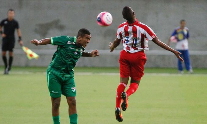Com Arena de Pernambuco quase vazia, Nutico entrou em campo repleto de jovens formados nas categorias de base. Em jogo bastante conturbado, com uma expulso para cada lado no primeiro tempo, Timbu garantiu vantagem por 1 a 0 no placar antes do intervalo, com gol de Jnior Timb, cobrando pnalti.