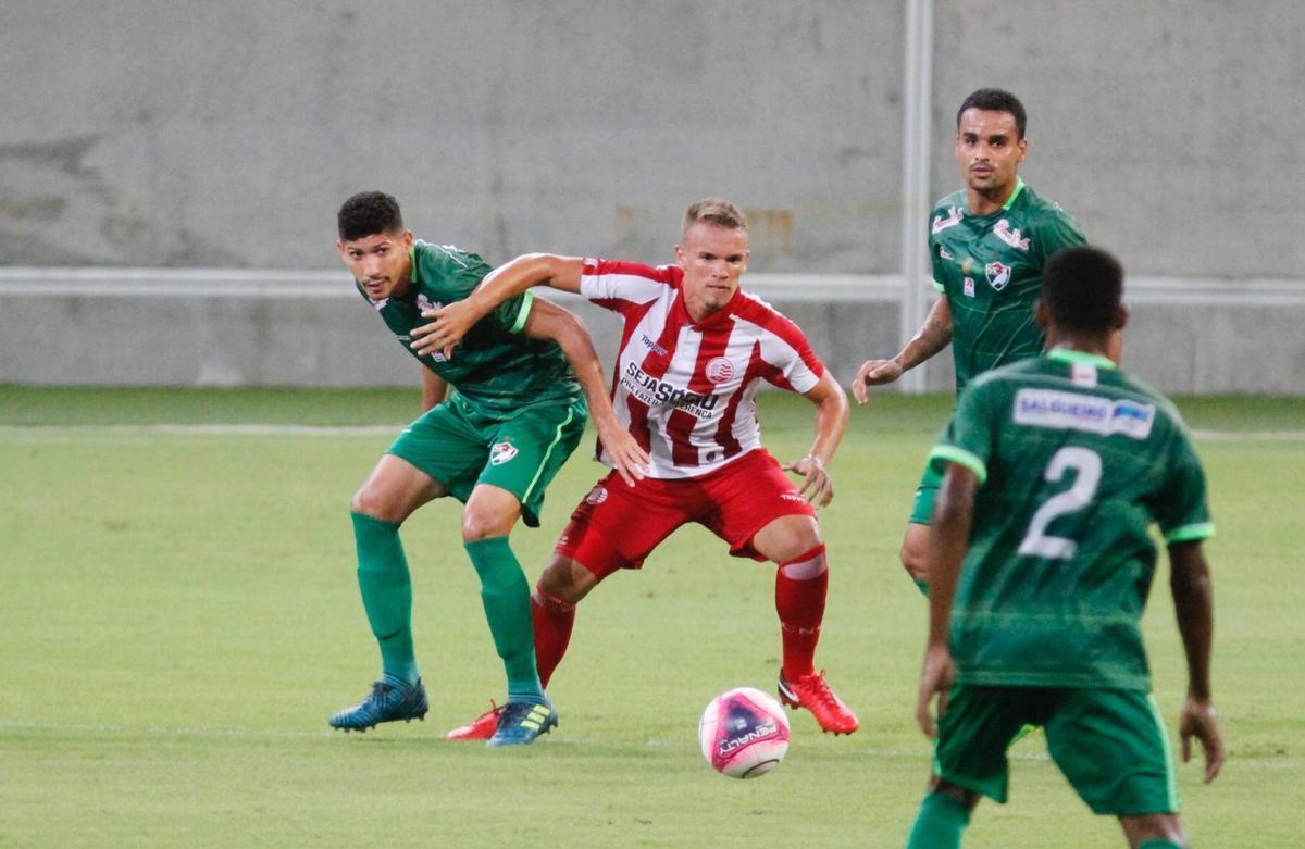 Com Arena de Pernambuco quase vazia, Nutico entrou em campo repleto de jovens formados nas categorias de base. Em jogo bastante conturbado, com uma expulso para cada lado no primeiro tempo, Timbu garantiu vantagem por 1 a 0 no placar antes do intervalo, com gol de Jnior Timb, cobrando pnalti.