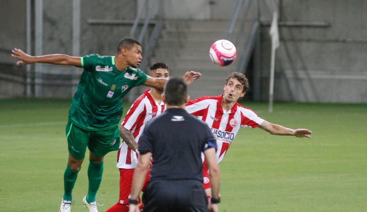 Com Arena de Pernambuco quase vazia, Nutico entrou em campo repleto de jovens formados nas categorias de base. Em jogo bastante conturbado, com uma expulso para cada lado no primeiro tempo, Timbu garantiu vantagem por 1 a 0 no placar antes do intervalo, com gol de Jnior Timb, cobrando pnalti.