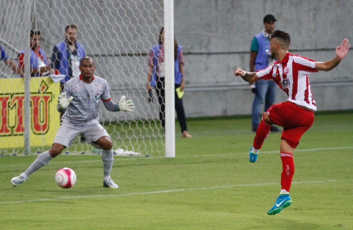 Com Arena de Pernambuco quase vazia, Nutico entrou em campo repleto de jovens formados nas categorias de base. Em jogo bastante conturbado, com uma expulso para cada lado no primeiro tempo, Timbu garantiu vantagem por 1 a 0 no placar antes do intervalo, com gol de Jnior Timb, cobrando pnalti.