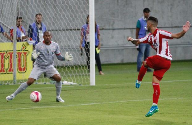 Com Arena de Pernambuco quase vazia, Nutico entrou em campo repleto de jovens formados nas categorias de base. Em jogo bastante conturbado, com uma expulso para cada lado no primeiro tempo, Timbu garantiu vantagem por 1 a 0 no placar antes do intervalo, com gol de Jnior Timb, cobrando pnalti.