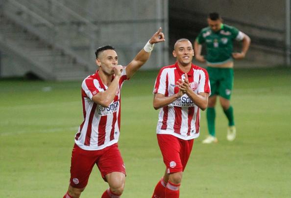 Com Arena de Pernambuco quase vazia, Nutico entrou em campo repleto de jovens formados nas categorias de base. Em jogo bastante conturbado, com uma expulso para cada lado no primeiro tempo, Timbu garantiu vantagem por 1 a 0 no placar antes do intervalo, com gol de Jnior Timb, cobrando pnalti.