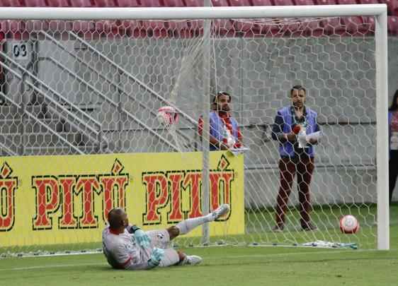 Com Arena de Pernambuco quase vazia, Nutico entrou em campo repleto de jovens formados nas categorias de base. Em jogo bastante conturbado, com uma expulso para cada lado no primeiro tempo, Timbu garantiu vantagem por 1 a 0 no placar antes do intervalo, com gol de Jnior Timb, cobrando pnalti.