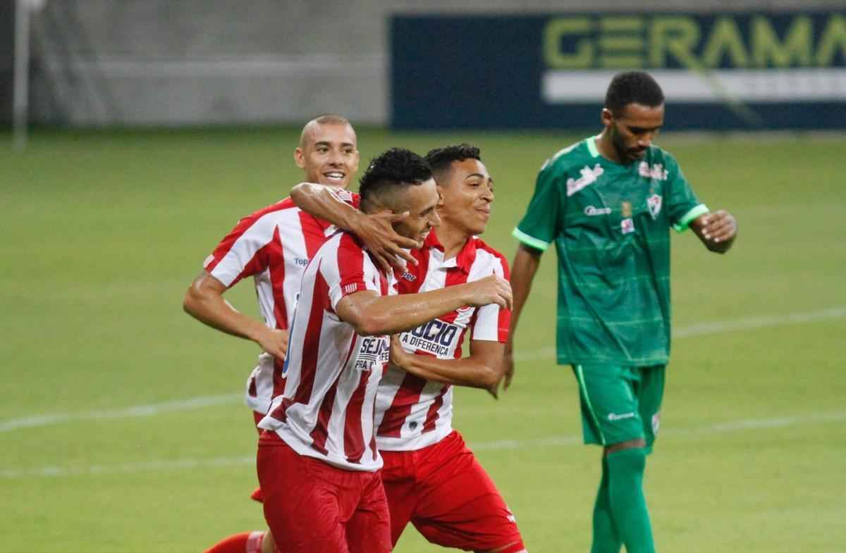 Com Arena de Pernambuco quase vazia, Nutico entrou em campo repleto de jovens formados nas categorias de base. Em jogo bastante conturbado, com uma expulso para cada lado no primeiro tempo, Timbu garantiu vantagem por 1 a 0 no placar antes do intervalo, com gol de Jnior Timb, cobrando pnalti.