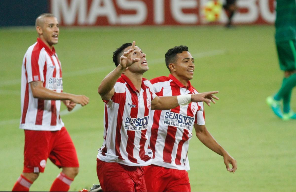 Com Arena de Pernambuco quase vazia, Nutico entrou em campo repleto de jovens formados nas categorias de base. Em jogo bastante conturbado, com uma expulso para cada lado no primeiro tempo, Timbu garantiu vantagem por 1 a 0 no placar antes do intervalo, com gol de Jnior Timb, cobrando pnalti.