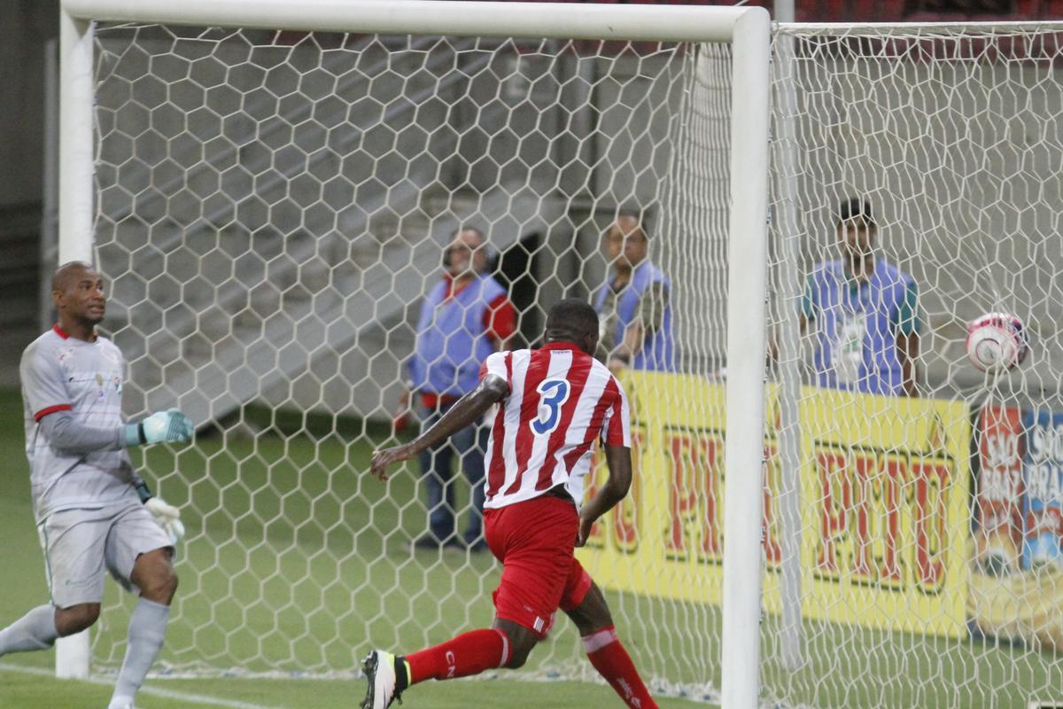 Mesmo em vantagem no placar, Nutico imprimiu um ritmo maior no segundo tempo e construiu um resultado mais elstico. Rafael Ribeiro, Robinho e Odilvio tambm balanaram as redes para o time alvirrubro.