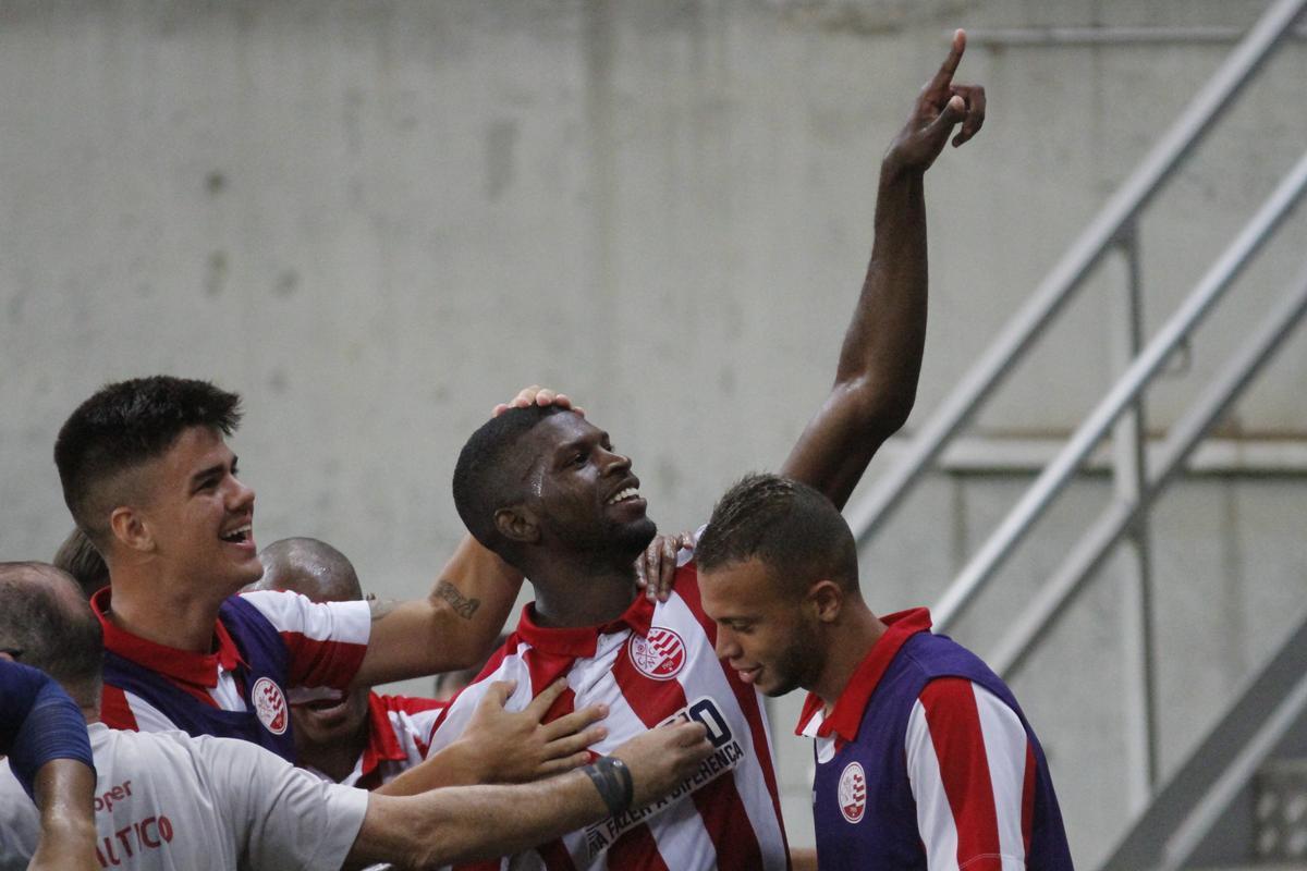 Mesmo em vantagem no placar, Nutico imprimiu um ritmo maior no segundo tempo e construiu um resultado mais elstico. Rafael Ribeiro, Robinho e Odilvio tambm balanaram as redes para o time alvirrubro.