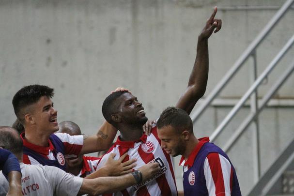 Mesmo em vantagem no placar, Nutico imprimiu um ritmo maior no segundo tempo e construiu um resultado mais elstico. Rafael Ribeiro, Robinho e Odilvio tambm balanaram as redes para o time alvirrubro.