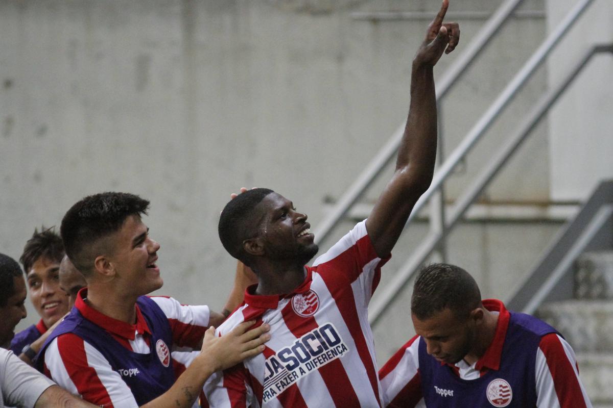 Mesmo em vantagem no placar, Nutico imprimiu um ritmo maior no segundo tempo e construiu um resultado mais elstico. Rafael Ribeiro, Robinho e Odilvio tambm balanaram as redes para o time alvirrubro.