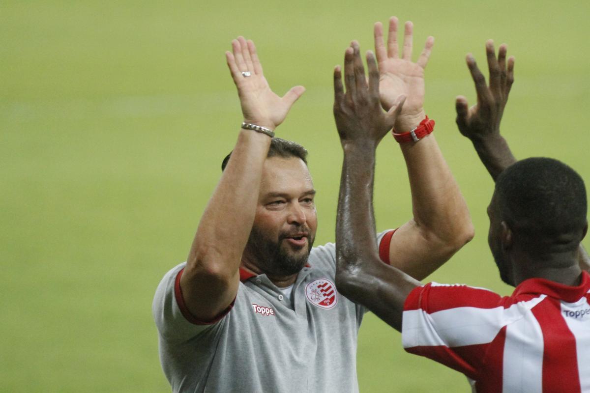 Mesmo em vantagem no placar, Nutico imprimiu um ritmo maior no segundo tempo e construiu um resultado mais elstico. Rafael Ribeiro, Robinho e Odilvio tambm balanaram as redes para o time alvirrubro.