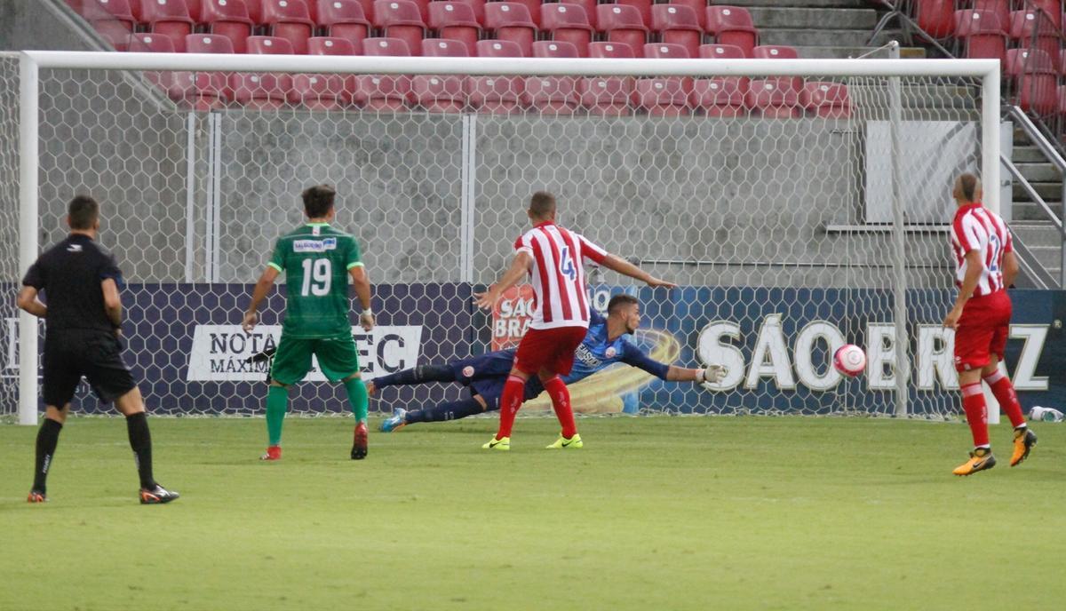 Mesmo em vantagem no placar, Nutico imprimiu um ritmo maior no segundo tempo e construiu um resultado mais elstico. Rafael Ribeiro, Robinho e Odilvio tambm balanaram as redes para o time alvirrubro.