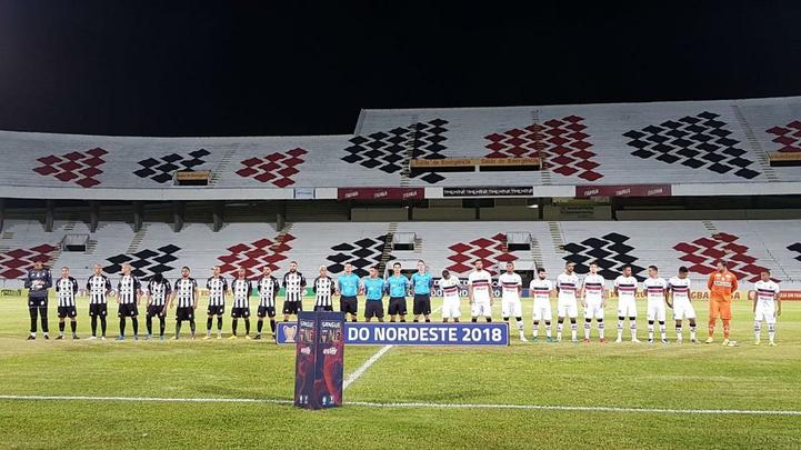Punido por objetos atirados no gramado no último jogo da Copa do Nordeste do ano passado, o Santa Cruz teve que jogar com o Arruda sem público diante do Treze. Em busca da primeira vitória da temporada 2018, Tricolor Saiu na frente com Vítor e marcou o segundo com Jeremias, ainda no primeiro tempo do jogo. Arthur ainda marcou o terceiro gol coral no segundo tempo.