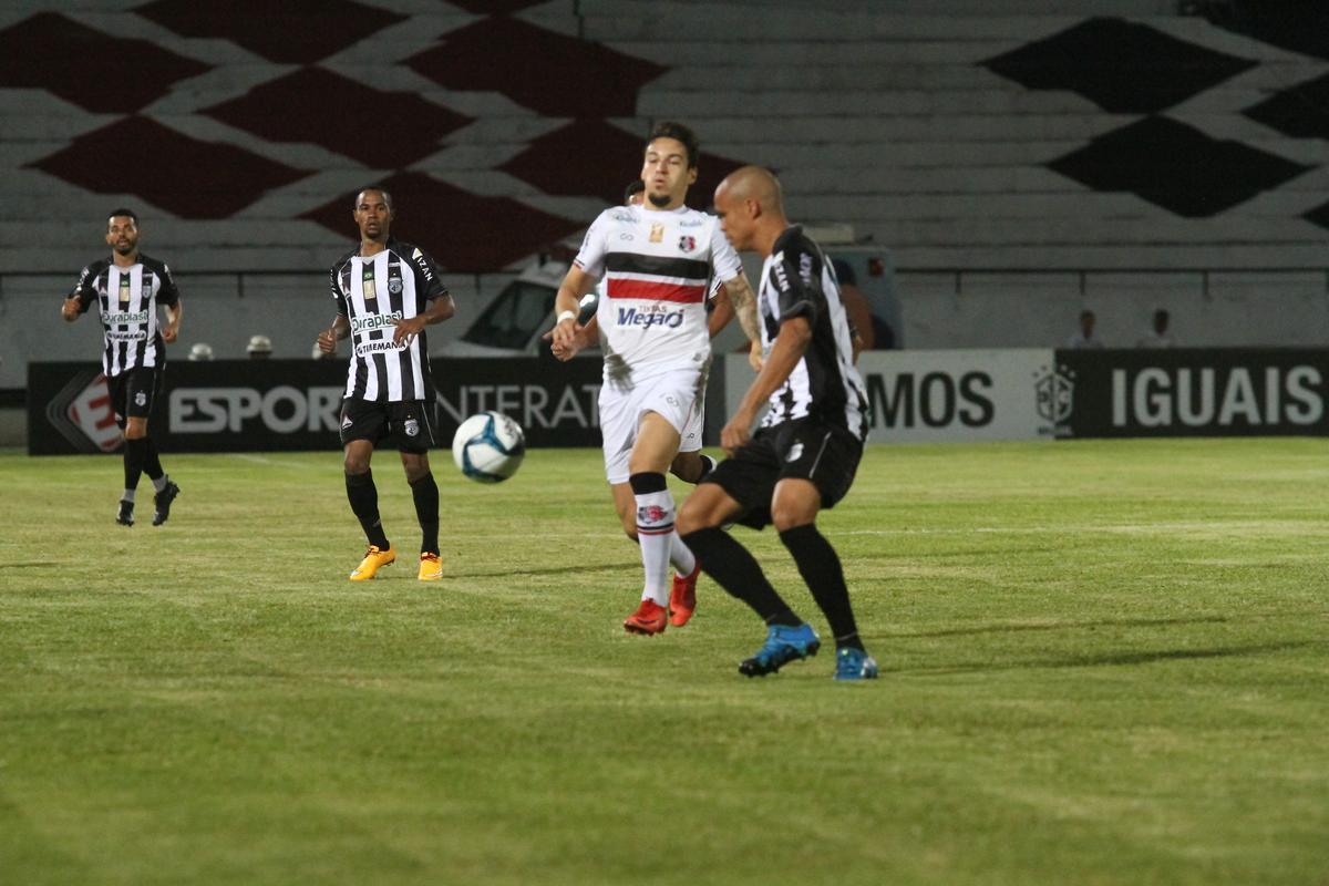 Punido por objetos atirados no gramado no ltimo jogo da Copa do Nordeste do ano passado, o Santa Cruz teve que jogar com o Arruda sem pblico diante do Treze. Em busca da primeira vitria da temporada 2018, Tricolor Saiu na frente com Vtor e marcou o segundo com Jeremias, ainda no primeiro tempo do jogo. Arthur ainda marcou o terceiro gol coral no segundo tempo.