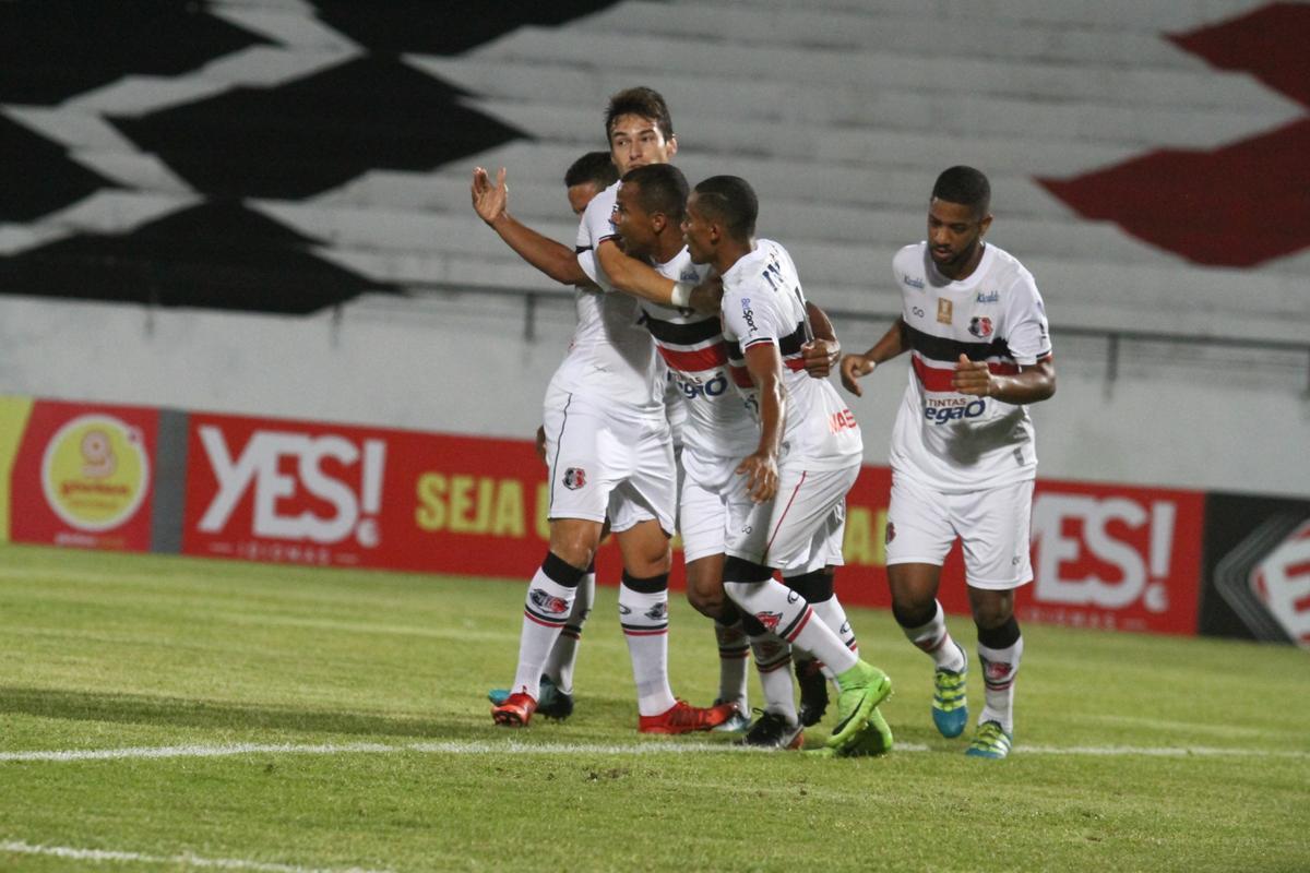 Punido por objetos atirados no gramado no ltimo jogo da Copa do Nordeste do ano passado, o Santa Cruz teve que jogar com o Arruda sem pblico diante do Treze. Em busca da primeira vitria da temporada 2018, Tricolor Saiu na frente com Vtor e marcou o segundo com Jeremias, ainda no primeiro tempo do jogo. Arthur ainda marcou o terceiro gol coral no segundo tempo.