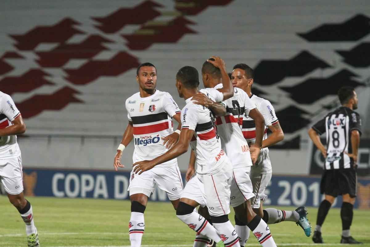 Punido por objetos atirados no gramado no ltimo jogo da Copa do Nordeste do ano passado, o Santa Cruz teve que jogar com o Arruda sem pblico diante do Treze. Em busca da primeira vitria da temporada 2018, Tricolor Saiu na frente com Vtor e marcou o segundo com Jeremias, ainda no primeiro tempo do jogo. Arthur ainda marcou o terceiro gol coral no segundo tempo.