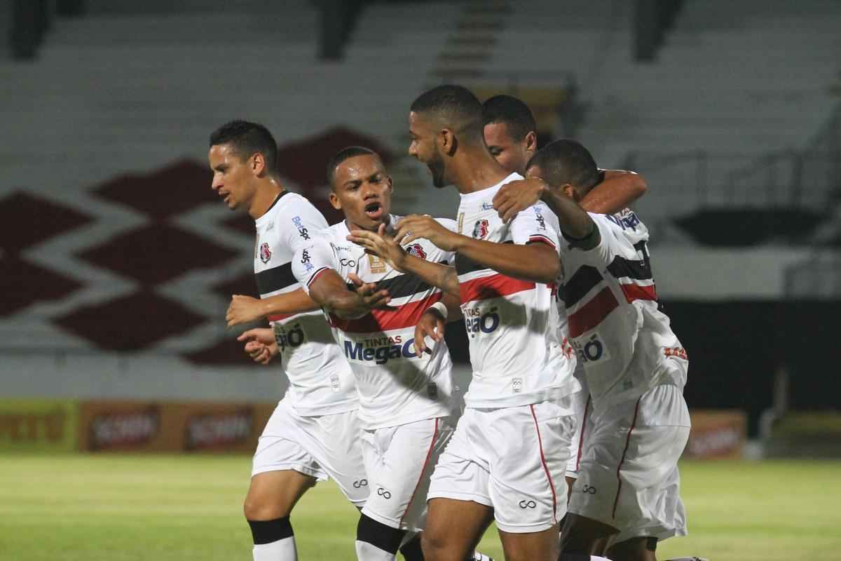 Punido por objetos atirados no gramado no ltimo jogo da Copa do Nordeste do ano passado, o Santa Cruz teve que jogar com o Arruda sem pblico diante do Treze. Em busca da primeira vitria da temporada 2018, Tricolor Saiu na frente com Vtor e marcou o segundo com Jeremias, ainda no primeiro tempo do jogo. Arthur ainda marcou o terceiro gol coral no segundo tempo.