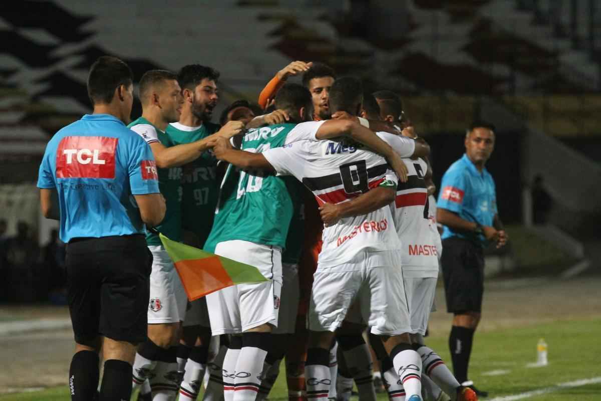 Punido por objetos atirados no gramado no ltimo jogo da Copa do Nordeste do ano passado, o Santa Cruz teve que jogar com o Arruda sem pblico diante do Treze. Em busca da primeira vitria da temporada 2018, Tricolor Saiu na frente com Vtor e marcou o segundo com Jeremias, ainda no primeiro tempo do jogo. Arthur ainda marcou o terceiro gol coral no segundo tempo.