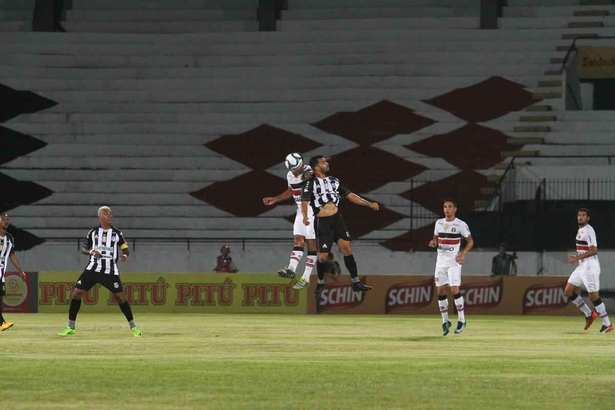 Punido por objetos atirados no gramado no ltimo jogo da Copa do Nordeste do ano passado, o Santa Cruz teve que jogar com o Arruda sem pblico diante do Treze. Em busca da primeira vitria da temporada 2018, Tricolor Saiu na frente com Vtor e marcou o segundo com Jeremias, ainda no primeiro tempo do jogo. Arthur ainda marcou o terceiro gol coral no segundo tempo.