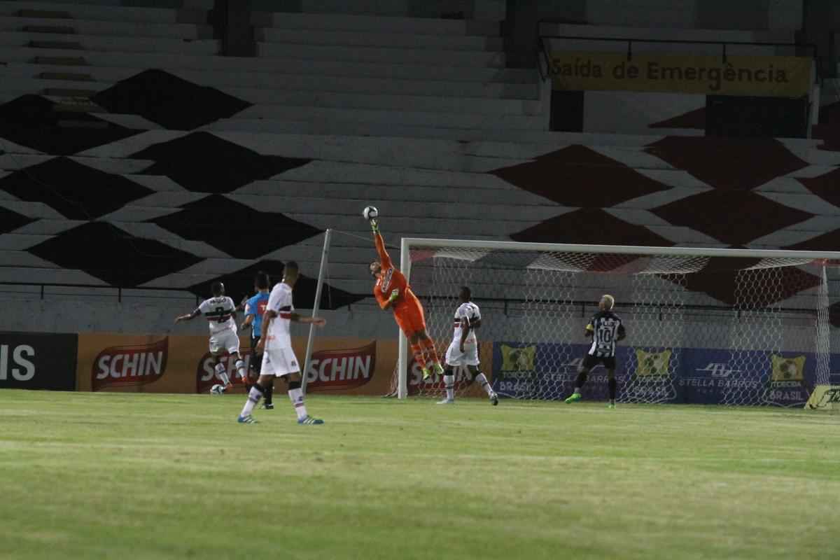 Punido por objetos atirados no gramado no ltimo jogo da Copa do Nordeste do ano passado, o Santa Cruz teve que jogar com o Arruda sem pblico diante do Treze. Em busca da primeira vitria da temporada 2018, Tricolor Saiu na frente com Vtor e marcou o segundo com Jeremias, ainda no primeiro tempo do jogo. Arthur ainda marcou o terceiro gol coral no segundo tempo.