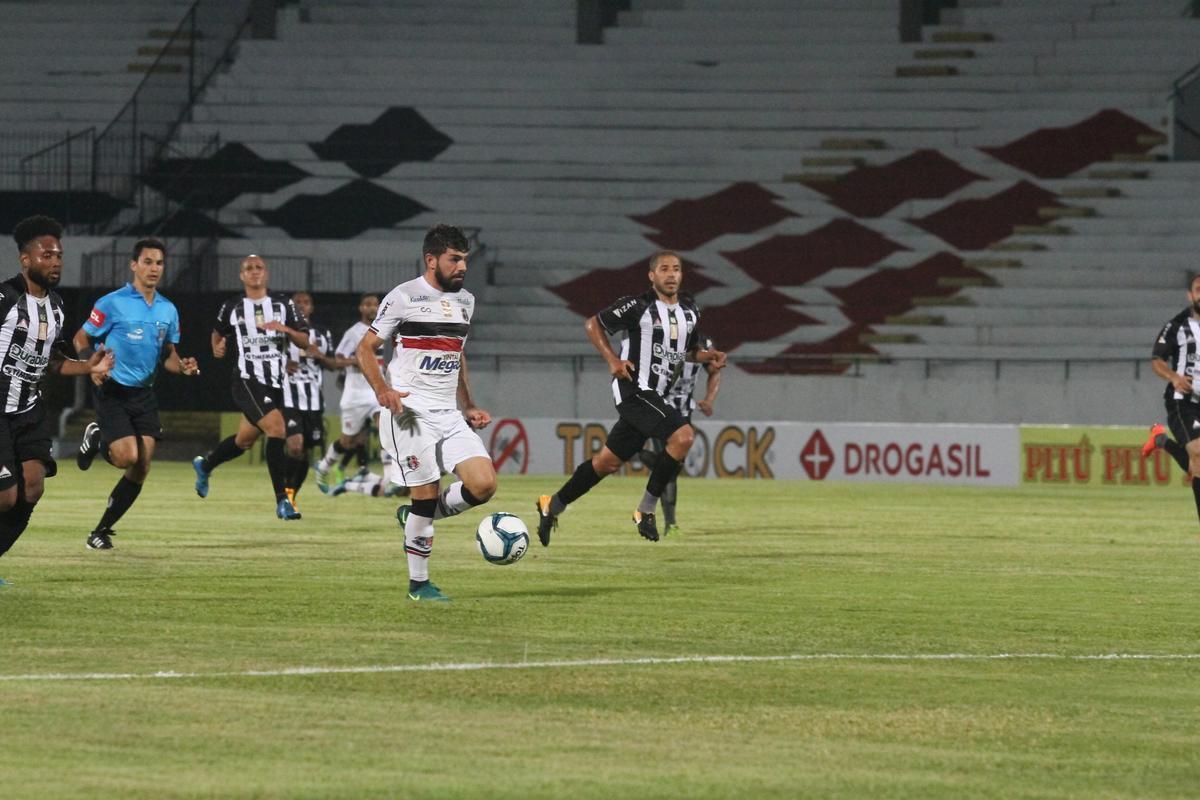 Punido por objetos atirados no gramado no ltimo jogo da Copa do Nordeste do ano passado, o Santa Cruz teve que jogar com o Arruda sem pblico diante do Treze. Em busca da primeira vitria da temporada 2018, Tricolor Saiu na frente com Vtor e marcou o segundo com Jeremias, ainda no primeiro tempo do jogo. Arthur ainda marcou o terceiro gol coral no segundo tempo.