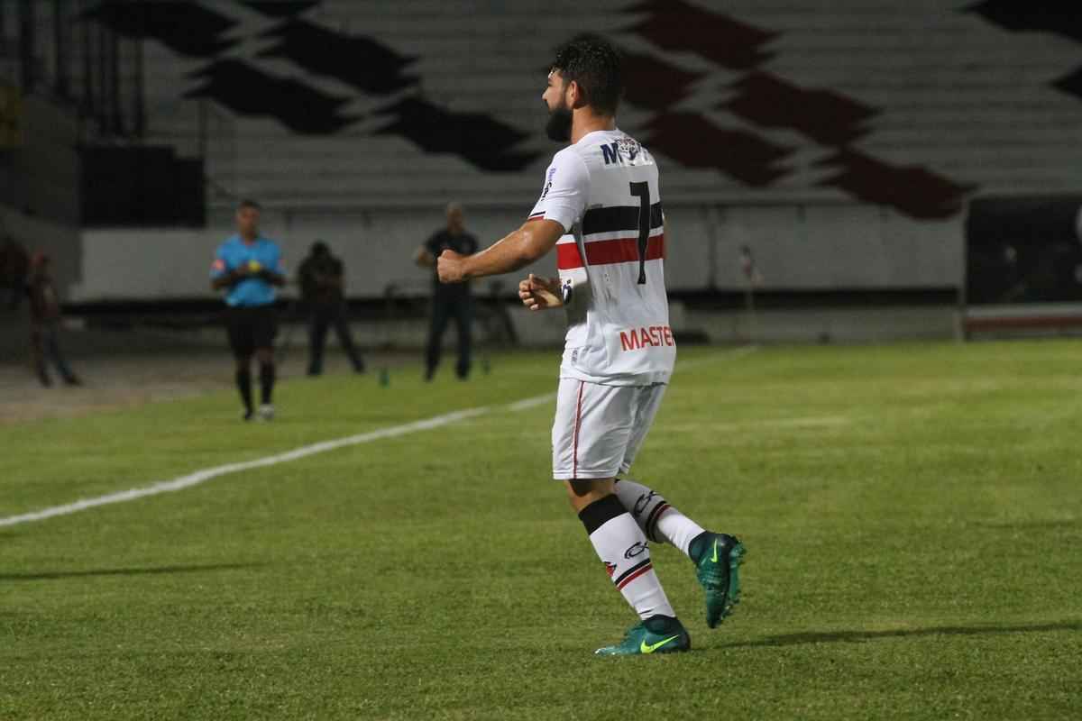 Punido por objetos atirados no gramado no ltimo jogo da Copa do Nordeste do ano passado, o Santa Cruz teve que jogar com o Arruda sem pblico diante do Treze. Em busca da primeira vitria da temporada 2018, Tricolor Saiu na frente com Vtor e marcou o segundo com Jeremias, ainda no primeiro tempo do jogo. Arthur ainda marcou o terceiro gol coral no segundo tempo.