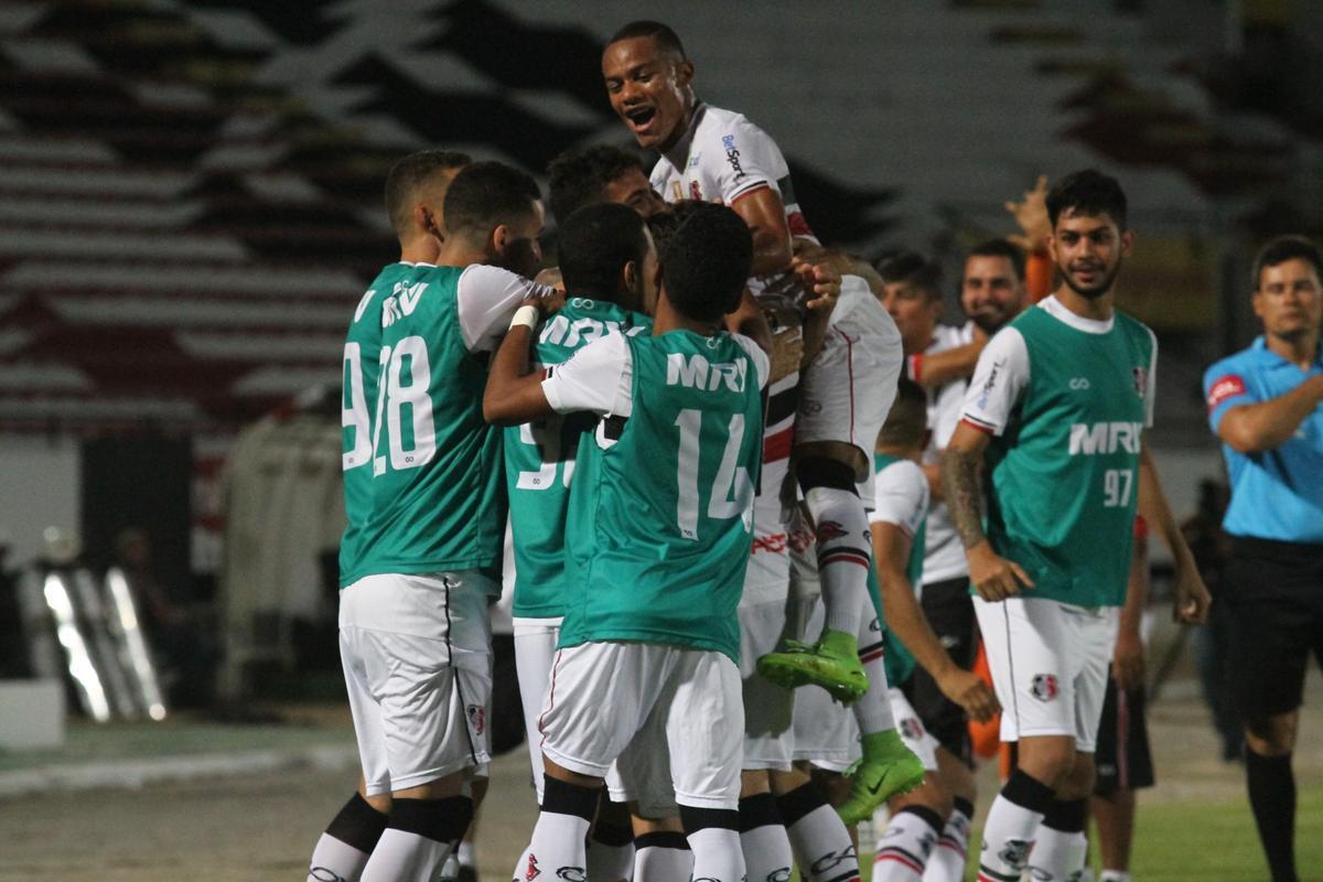 Punido por objetos atirados no gramado no ltimo jogo da Copa do Nordeste do ano passado, o Santa Cruz teve que jogar com o Arruda sem pblico diante do Treze. Em busca da primeira vitria da temporada 2018, Tricolor Saiu na frente com Vtor e marcou o segundo com Jeremias, ainda no primeiro tempo do jogo. Arthur ainda marcou o terceiro gol coral no segundo tempo.