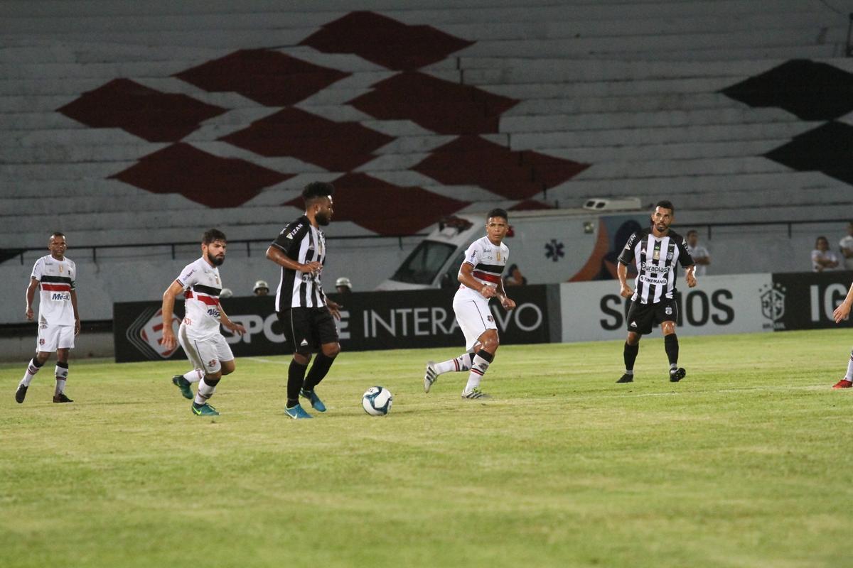 Punido por objetos atirados no gramado no ltimo jogo da Copa do Nordeste do ano passado, o Santa Cruz teve que jogar com o Arruda sem pblico diante do Treze. Em busca da primeira vitria da temporada 2018, Tricolor Saiu na frente com Vtor e marcou o segundo com Jeremias, ainda no primeiro tempo do jogo. Arthur ainda marcou o terceiro gol coral no segundo tempo.
