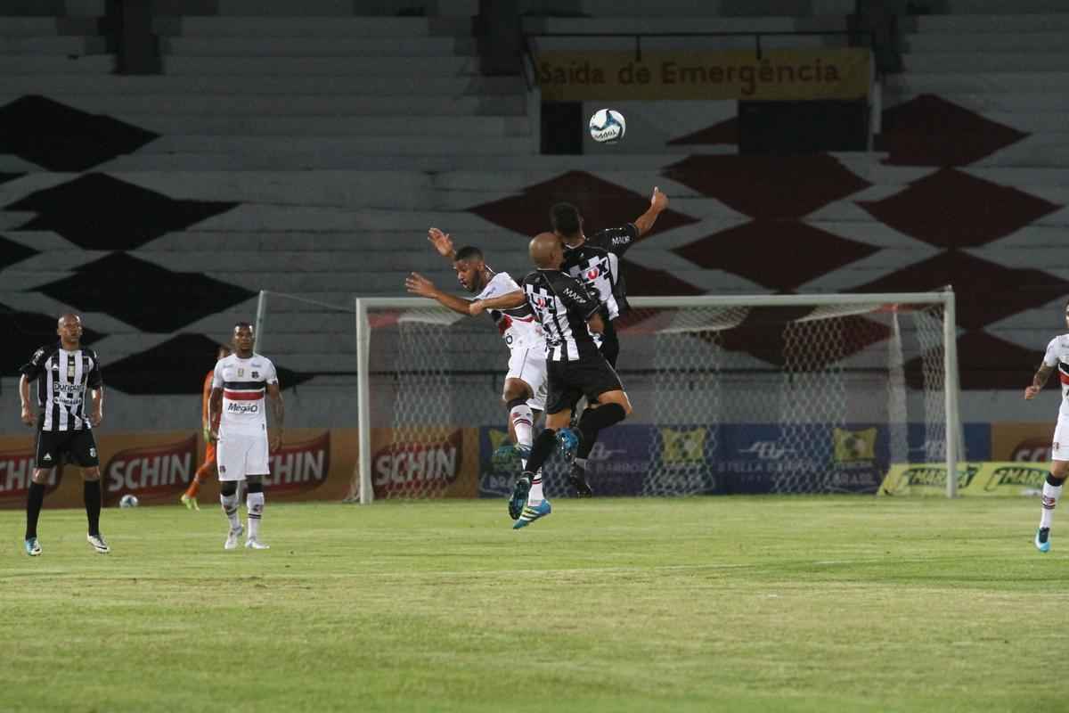 Punido por objetos atirados no gramado no ltimo jogo da Copa do Nordeste do ano passado, o Santa Cruz teve que jogar com o Arruda sem pblico diante do Treze. Em busca da primeira vitria da temporada 2018, Tricolor Saiu na frente com Vtor e marcou o segundo com Jeremias, ainda no primeiro tempo do jogo. Arthur ainda marcou o terceiro gol coral no segundo tempo.