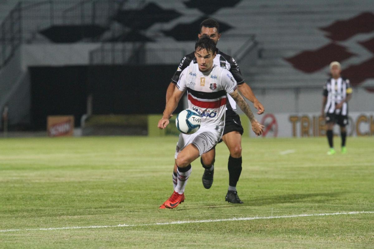 Punido por objetos atirados no gramado no ltimo jogo da Copa do Nordeste do ano passado, o Santa Cruz teve que jogar com o Arruda sem pblico diante do Treze. Em busca da primeira vitria da temporada 2018, Tricolor Saiu na frente com Vtor e marcou o segundo com Jeremias, ainda no primeiro tempo do jogo. Arthur ainda marcou o terceiro gol coral no segundo tempo.