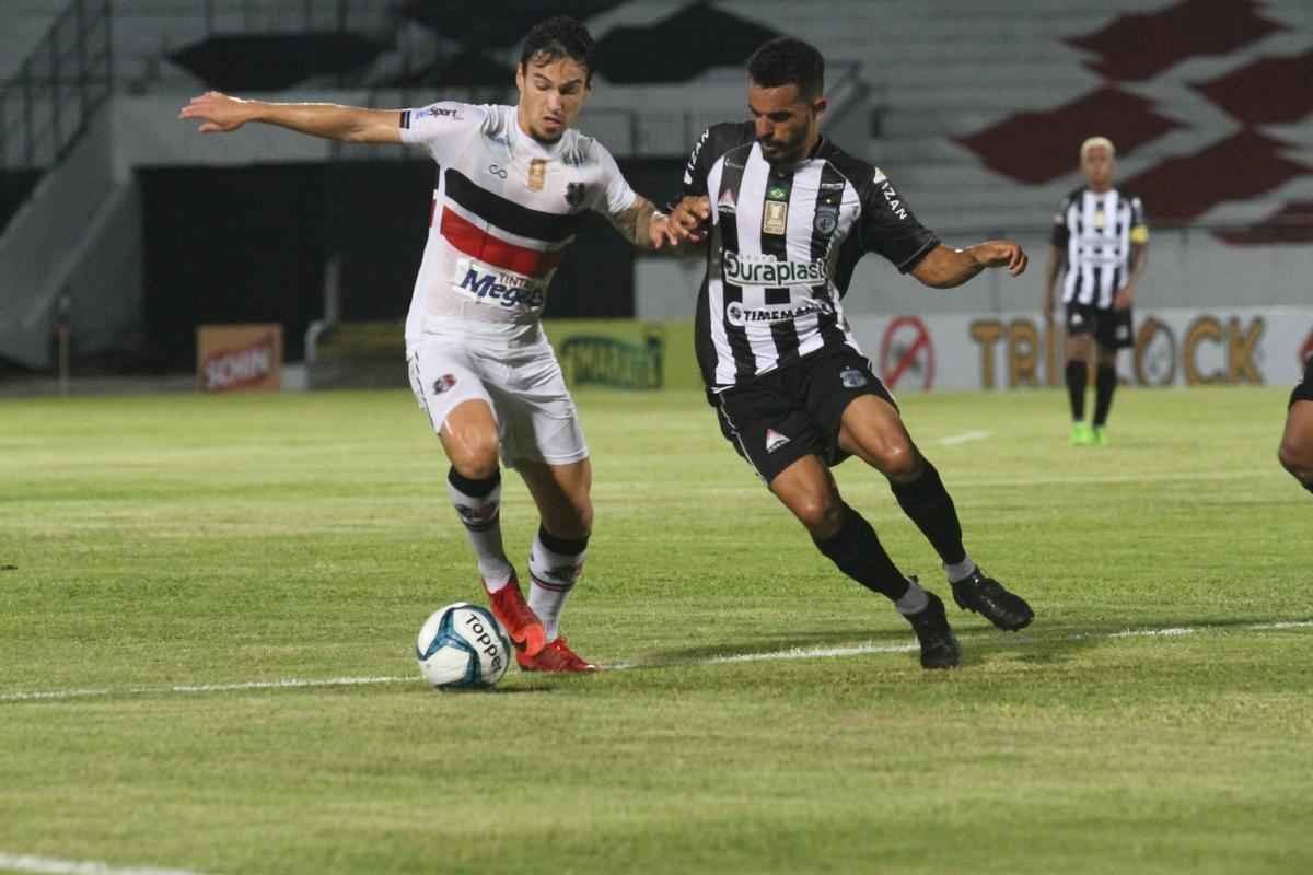 Punido por objetos atirados no gramado no ltimo jogo da Copa do Nordeste do ano passado, o Santa Cruz teve que jogar com o Arruda sem pblico diante do Treze. Em busca da primeira vitria da temporada 2018, Tricolor Saiu na frente com Vtor e marcou o segundo com Jeremias, ainda no primeiro tempo do jogo. Arthur ainda marcou o terceiro gol coral no segundo tempo.