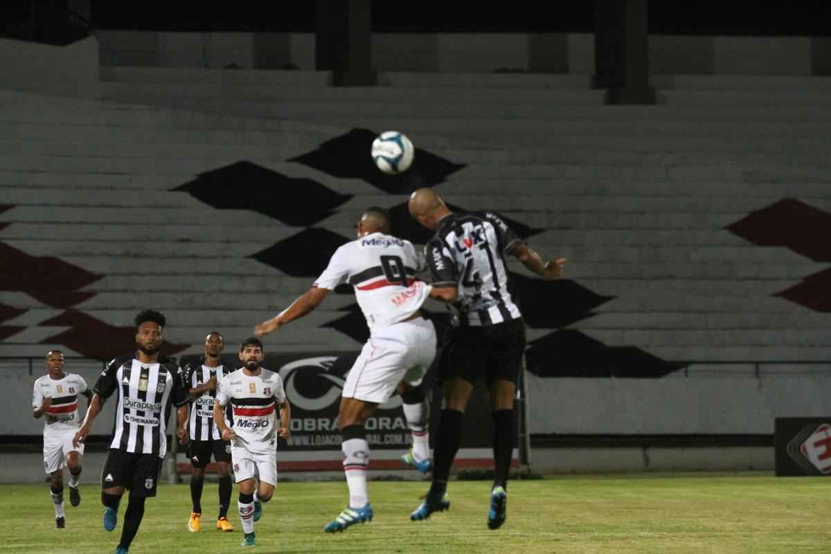 Punido por objetos atirados no gramado no ltimo jogo da Copa do Nordeste do ano passado, o Santa Cruz teve que jogar com o Arruda sem pblico diante do Treze. Em busca da primeira vitria da temporada 2018, Tricolor Saiu na frente com Vtor e marcou o segundo com Jeremias, ainda no primeiro tempo do jogo. Arthur ainda marcou o terceiro gol coral no segundo tempo.
