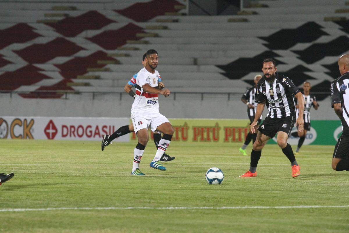 Punido por objetos atirados no gramado no ltimo jogo da Copa do Nordeste do ano passado, o Santa Cruz teve que jogar com o Arruda sem pblico diante do Treze. Em busca da primeira vitria da temporada 2018, Tricolor Saiu na frente com Vtor e marcou o segundo com Jeremias, ainda no primeiro tempo do jogo. Arthur ainda marcou o terceiro gol coral no segundo tempo.