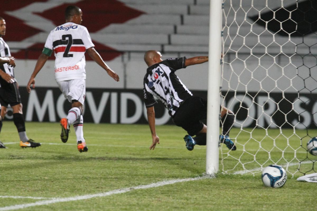 Punido por objetos atirados no gramado no ltimo jogo da Copa do Nordeste do ano passado, o Santa Cruz teve que jogar com o Arruda sem pblico diante do Treze. Em busca da primeira vitria da temporada 2018, Tricolor Saiu na frente com Vtor e marcou o segundo com Jeremias, ainda no primeiro tempo do jogo. Arthur ainda marcou o terceiro gol coral no segundo tempo.
