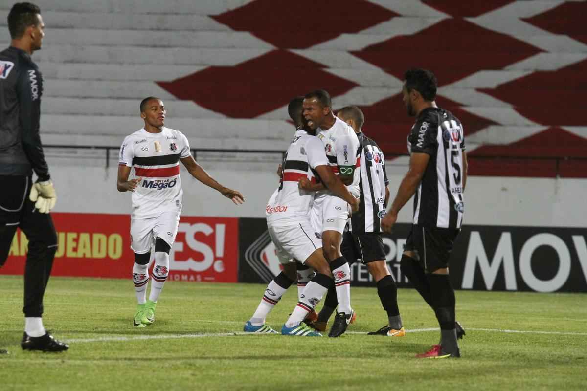 Punido por objetos atirados no gramado no ltimo jogo da Copa do Nordeste do ano passado, o Santa Cruz teve que jogar com o Arruda sem pblico diante do Treze. Em busca da primeira vitria da temporada 2018, Tricolor Saiu na frente com Vtor e marcou o segundo com Jeremias, ainda no primeiro tempo do jogo. Arthur ainda marcou o terceiro gol coral no segundo tempo.