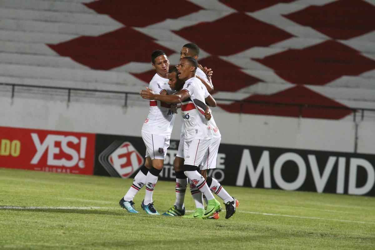 Punido por objetos atirados no gramado no ltimo jogo da Copa do Nordeste do ano passado, o Santa Cruz teve que jogar com o Arruda sem pblico diante do Treze. Em busca da primeira vitria da temporada 2018, Tricolor Saiu na frente com Vtor e marcou o segundo com Jeremias, ainda no primeiro tempo do jogo. Arthur ainda marcou o terceiro gol coral no segundo tempo.
