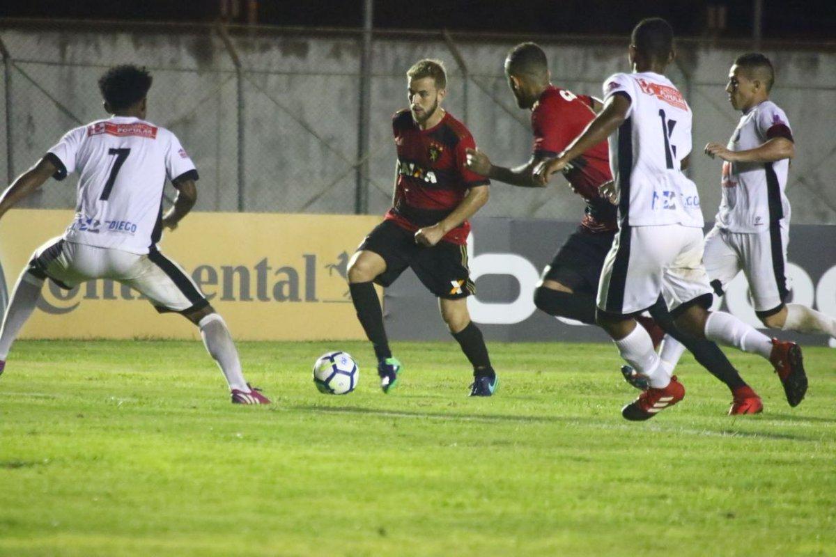 Podendo at empatar, Leo conquistou vencer por 2 a 1, mesmo no apresentando um bom futebol. Leandro Pereira marcou duas vezes para o Sport e Bruno anotou para o Santos-AP.