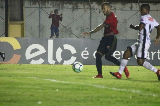 Podendo at empatar, Leo conquistou vencer por 2 a 1, mesmo no apresentando um bom futebol. Leandro Pereira marcou duas vezes para o Sport e Bruno anotou para o Santos-AP.