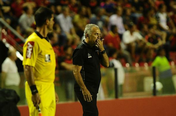 Sport teve vantagem de 3 a 0, mas sofreu empate em dez minutos e perdeu nos pnaltis por 4 a 3 em derrota histrica para o Ferrovirio