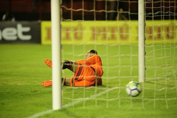 Sport teve vantagem de 3 a 0, mas sofreu empate em dez minutos e perdeu nos pnaltis por 4 a 3 em derrota histrica para o Ferrovirio