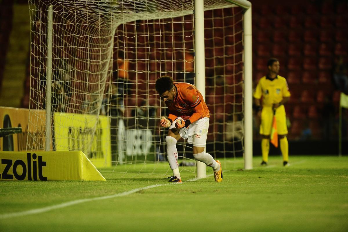 Sport teve vantagem de 3 a 0, mas sofreu empate em dez minutos e perdeu nos pnaltis por 4 a 3 em derrota histrica para o Ferrovirio