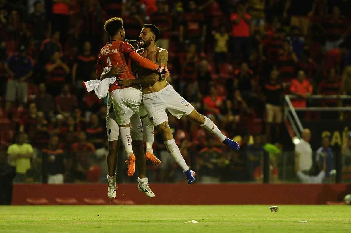 Sport teve vantagem de 3 a 0, mas sofreu empate em dez minutos e perdeu nos pnaltis por 4 a 3 em derrota histrica para o Ferrovirio