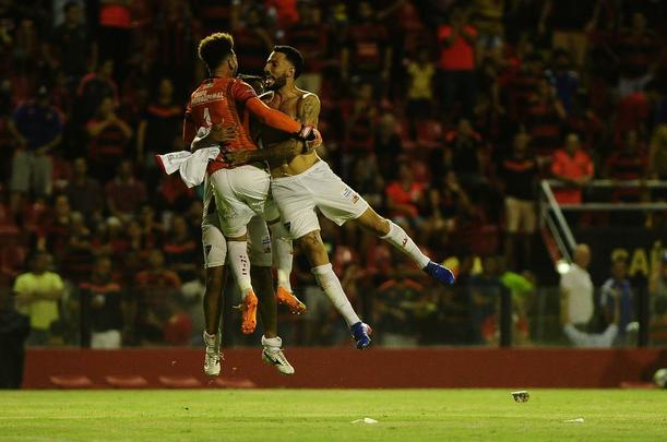 Sport teve vantagem de 3 a 0, mas sofreu empate em dez minutos e perdeu nos pnaltis por 4 a 3 em derrota histrica para o Ferrovirio