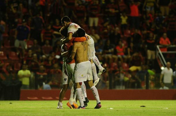 Sport teve vantagem de 3 a 0, mas sofreu empate em dez minutos e perdeu nos pnaltis por 4 a 3 em derrota histrica para o Ferrovirio